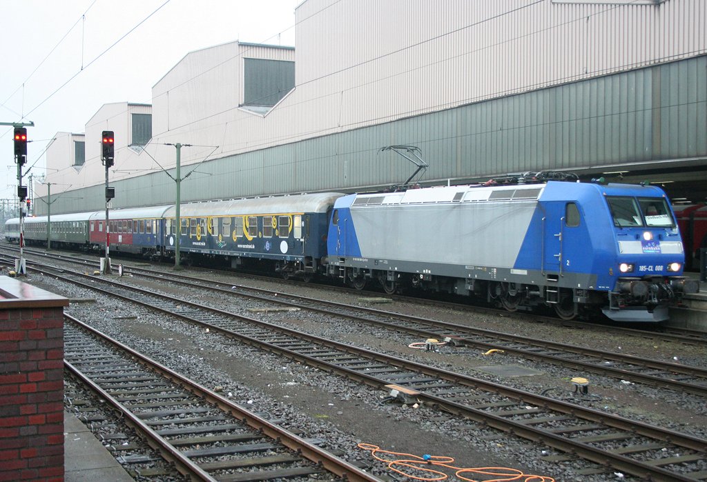 Die 185-CL 008 zieht einen Eurostrand Bm, einen Speisewagen, zwei DR Halberstdter und einen privaten Silberling als RE13 Ersatz in Dsseldorf am 05.02.2010