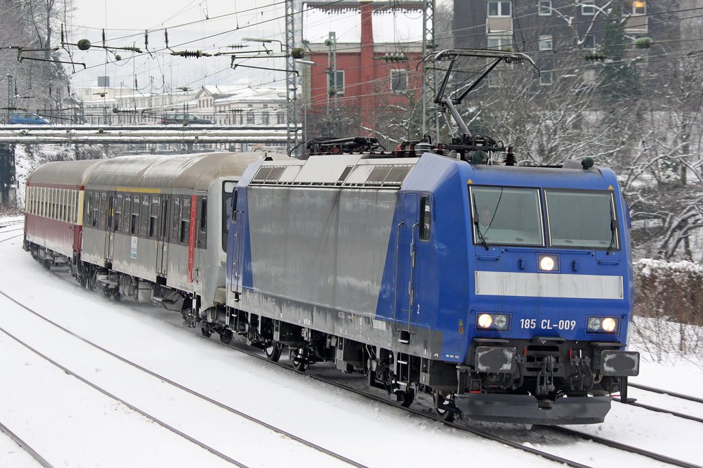 Die 185 CL-009 als RE13 fr die Eurobahn, in Wuppertal Elberfeld am 01,02,10