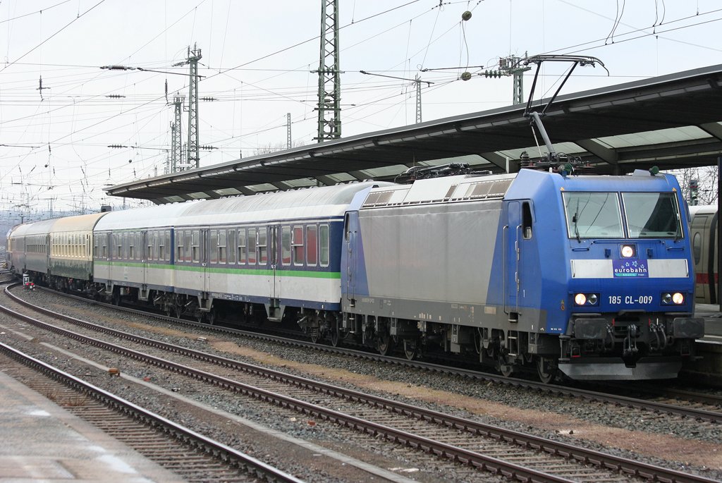 Die 185-CL 009 stellt den letzten Lok bespannten RE13 in Hamm bereit am 14.03.2010
