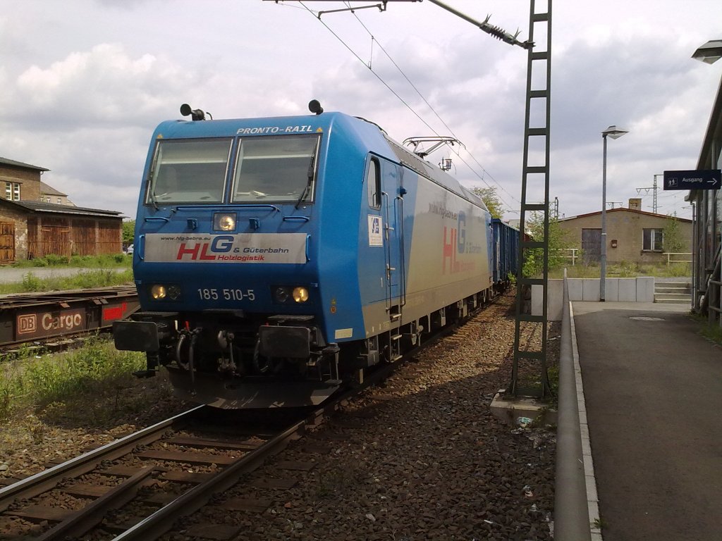 DIe 185er Gterbahn & Holzlogistik fuhr mit leeren Holzwaggons durch Dresden Friedrichstadt.
Dresden den 17.05.10 