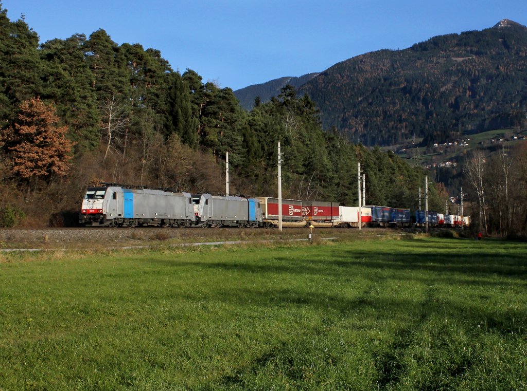 Die 186 101 und die 186 251 mit einem KLV-Zug am 17.11.2012 unterwegs bei Terfens.
