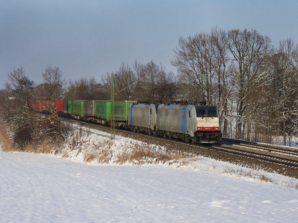 Die 186 101 und eine Weitere am 04.12.2010 mit dem Hangartner KLV-Zug unterwegs bei Hilperting. 