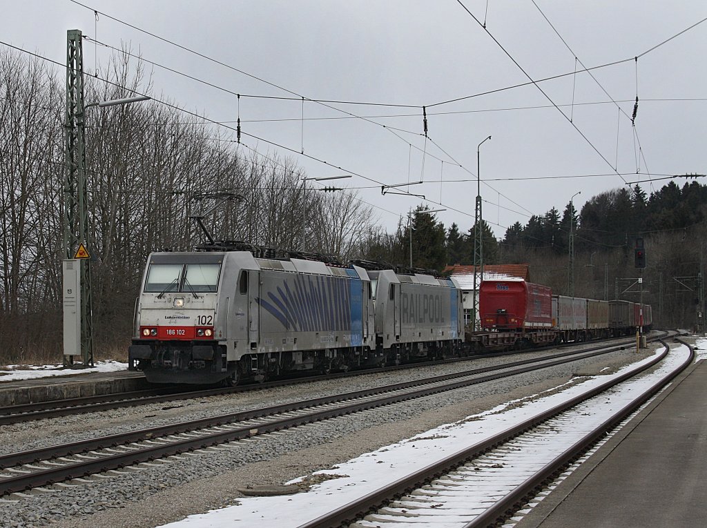 Die 186 102 und die 186 103 mit einem KLV-Zug am 13.03.2010 bei der Durchfahrt in A�ling. 