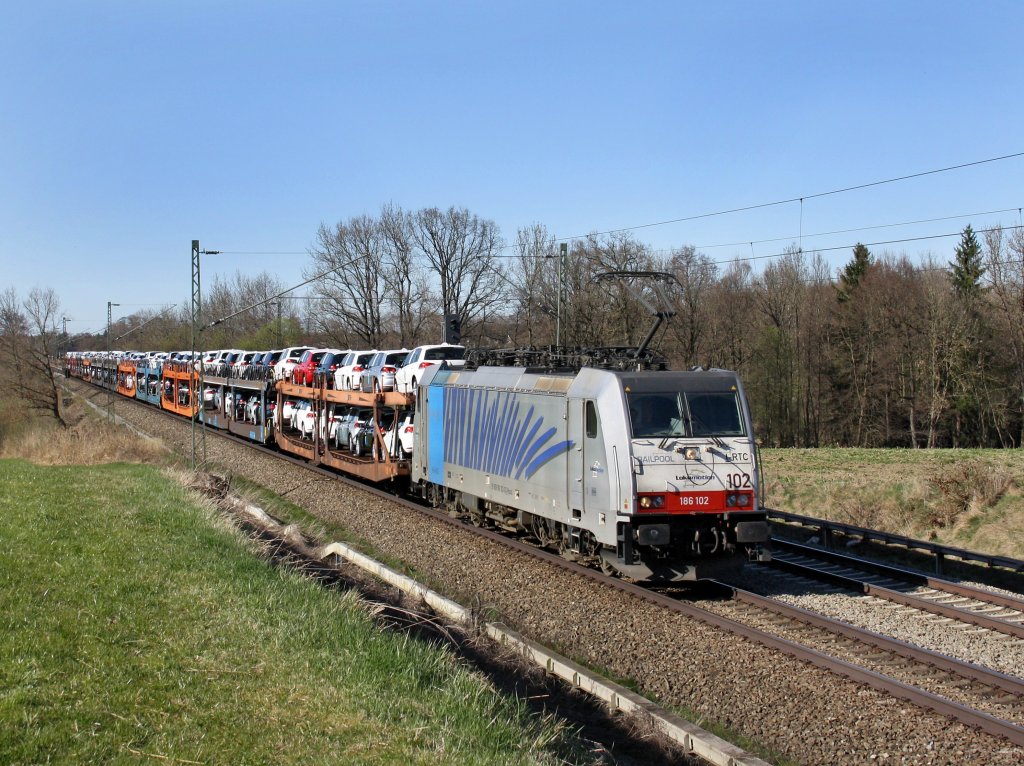 Die 186 102 am 02.04.2011 mit einem Autozug unterwegs bei Hilperting. 