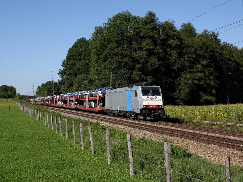 Die 186 104 mit einem Autozug am 03.09.2011 unterwegs bei Vogl. 