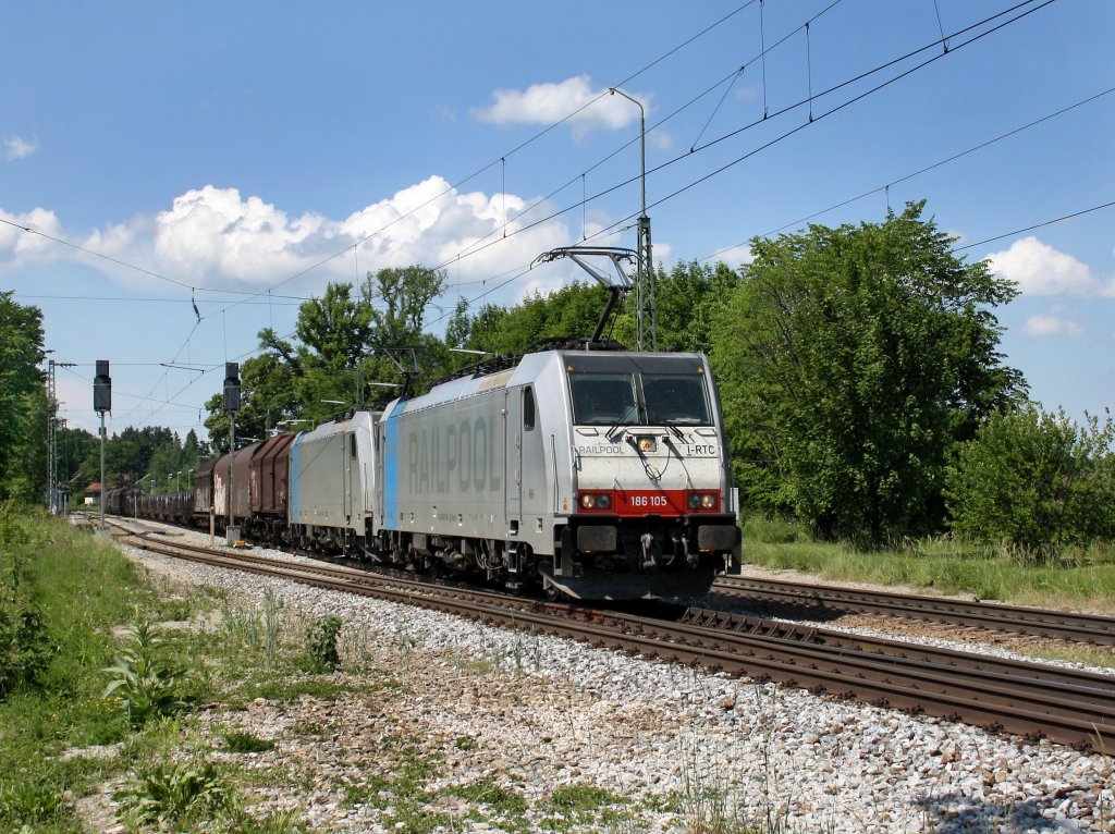 Die 186 105 und die 186 104 mit einem Gterzug am 05.06.2011 bei der Durchfahrt in Aling. 