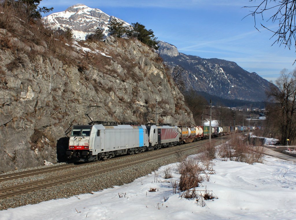 Die 186 106 und die 186 283 mit einem KLV-Zug am 03.03.2012 unterwegs bei Jenbach.