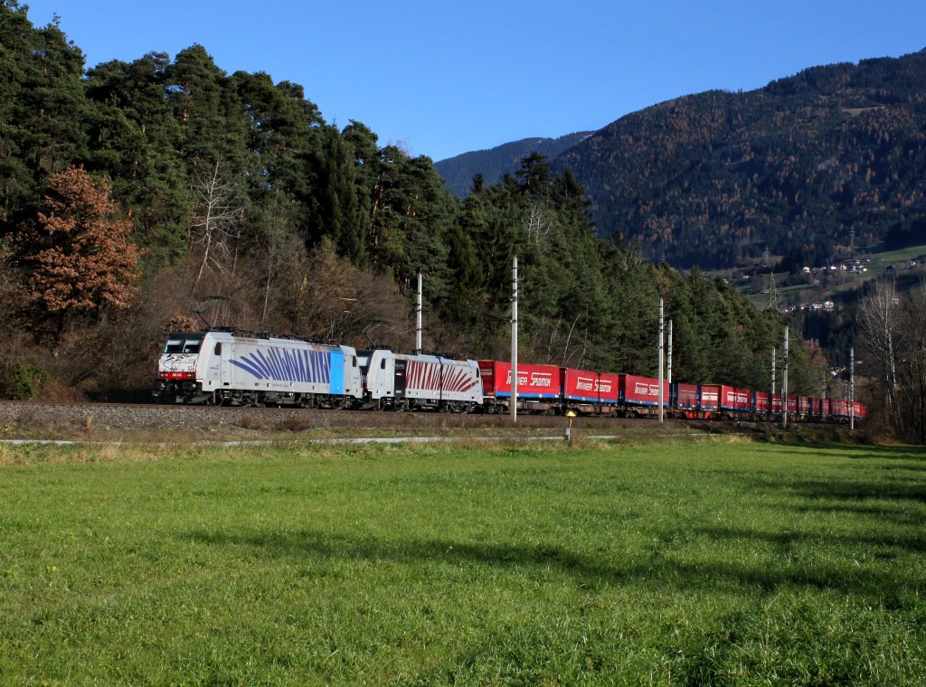 Die 186 106 und die 186 284 mit einem KLV-Zug am 17.11.2012 unterwegs bei  Terfens.