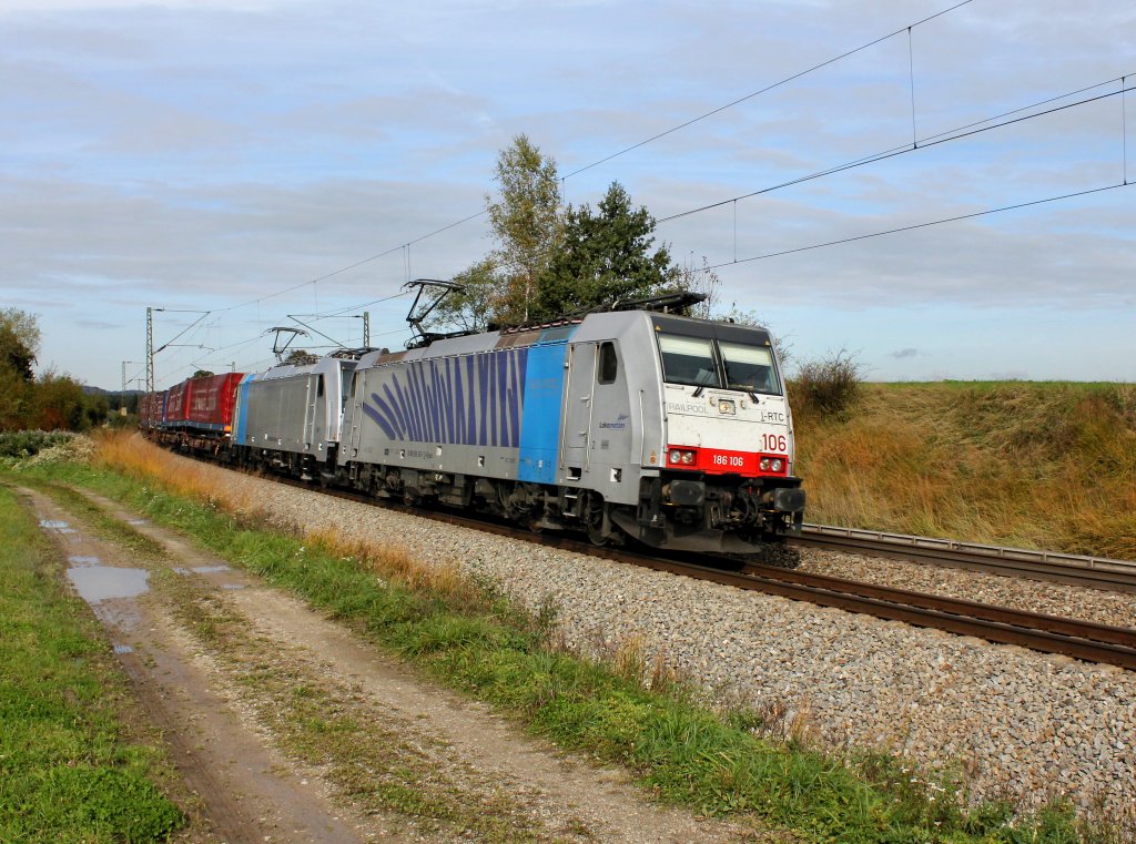 Die 186 106 und die 186 288 mit einem KLV-Zug am 13.10.2012 unterwegs bei Osterm�nchen.