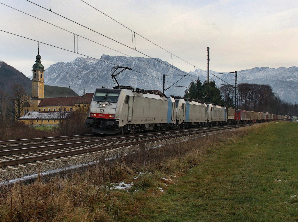 Die 186 107 mit der 186 104 und der 186 103 am 05.12.2009 mit einem Containerzug unterwegs bei Niederaudorf. 