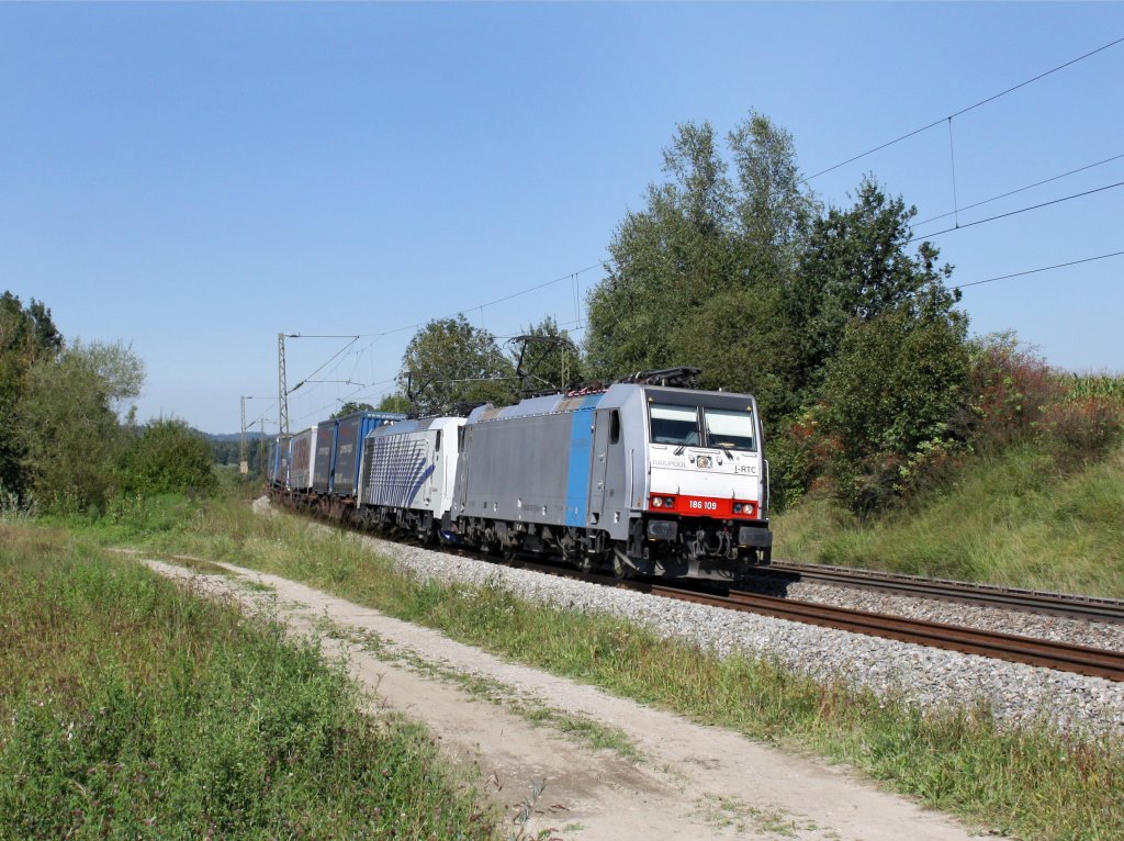 Die 186 109 und die 189 914 am 03.09.2011 mit einem KLV-Zug unterwegs bei Ostermnchen. 