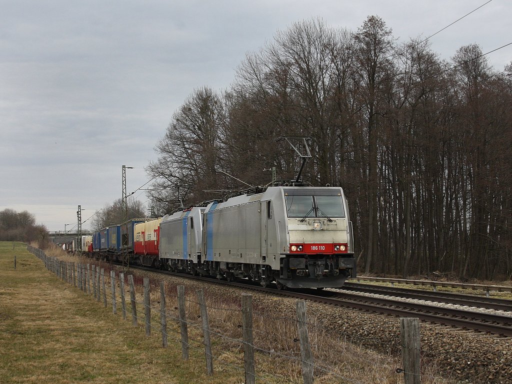 Die 186 110 und eine weitere am 20.03.2010 mit einem Lomo KLV-Zug unterwegs bei Grokarolinenfeld (B Vogel).