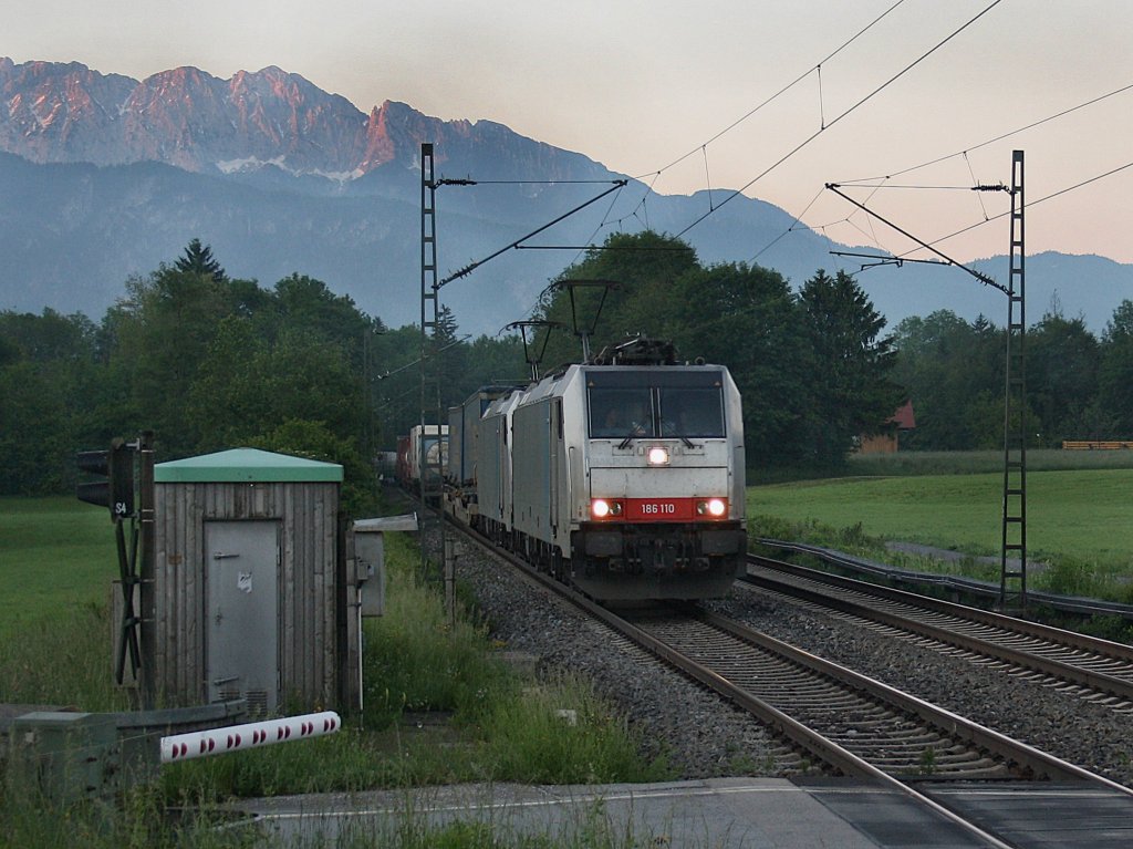 Die 186 110 und eine Weitere am 05.06.2010 mit einem KLV-Zug unterwegs bei Niederaudorf. Das Bild ist brigens um 5:16 Uhr entstanden. 