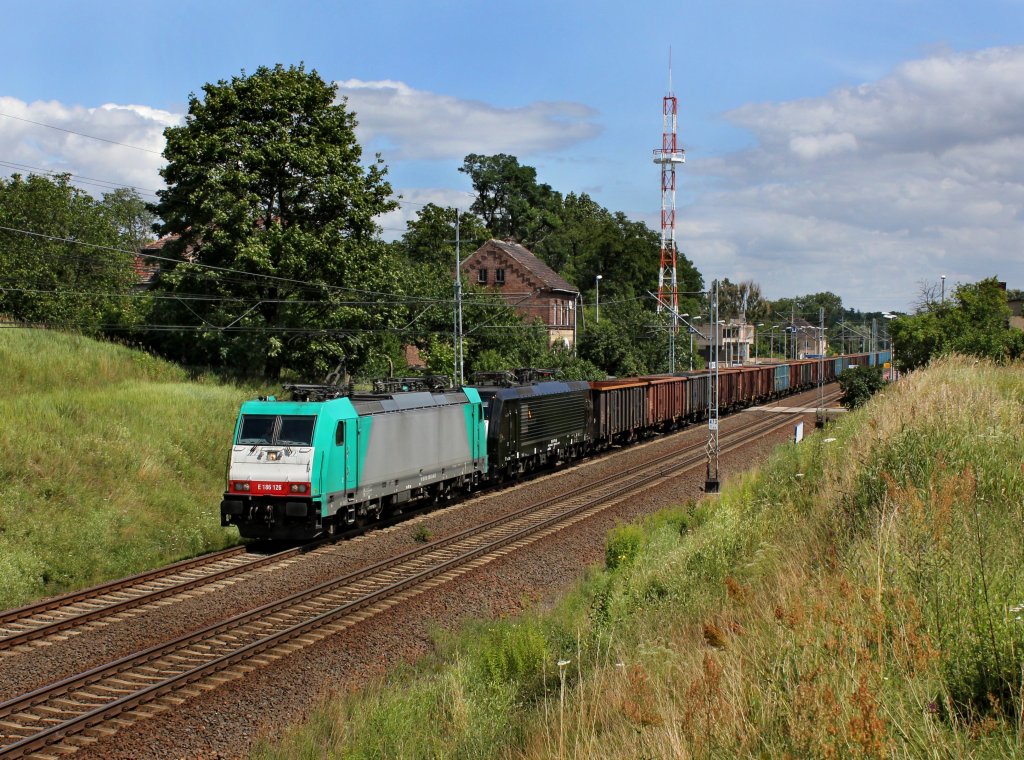 Die 186 126 und die ES 64 F4-458 mit einem Gterzug am 20.07.2012 unterwegs bei Kunowice.