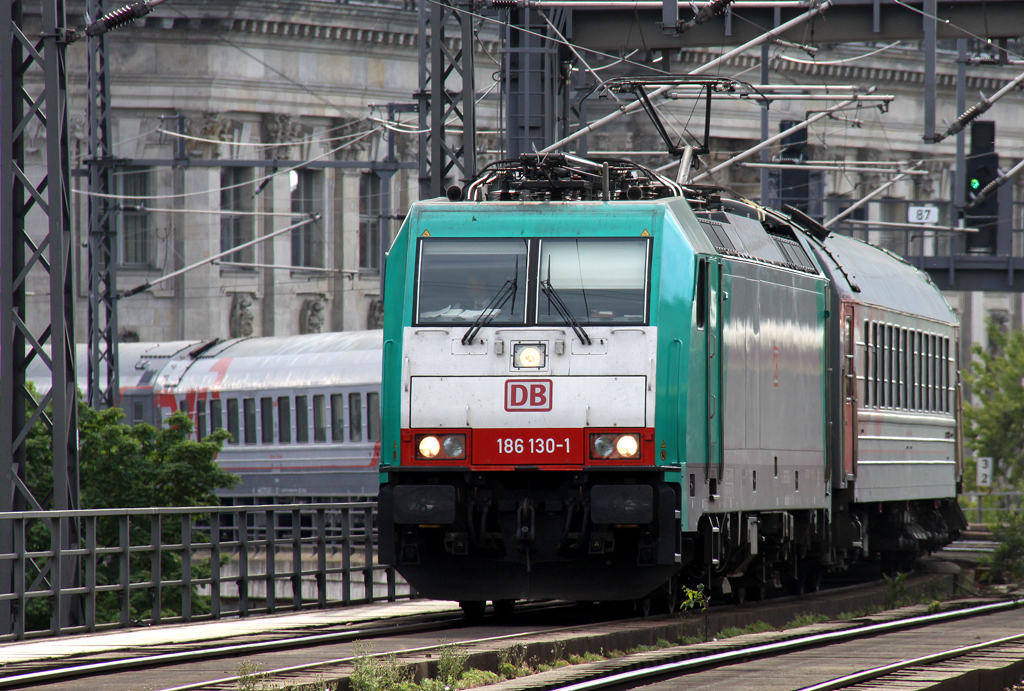 Die 186 130-1 zieht den D1248 durch Berlin Alexanderplatz Richtung Minsk am 11.08.2012