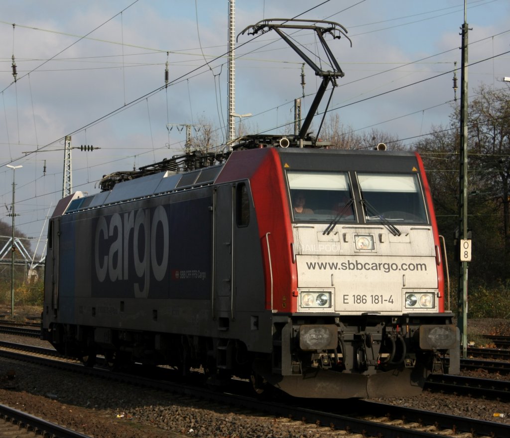 Die 186 181-4 am 20.11.2010 in Kln West.
