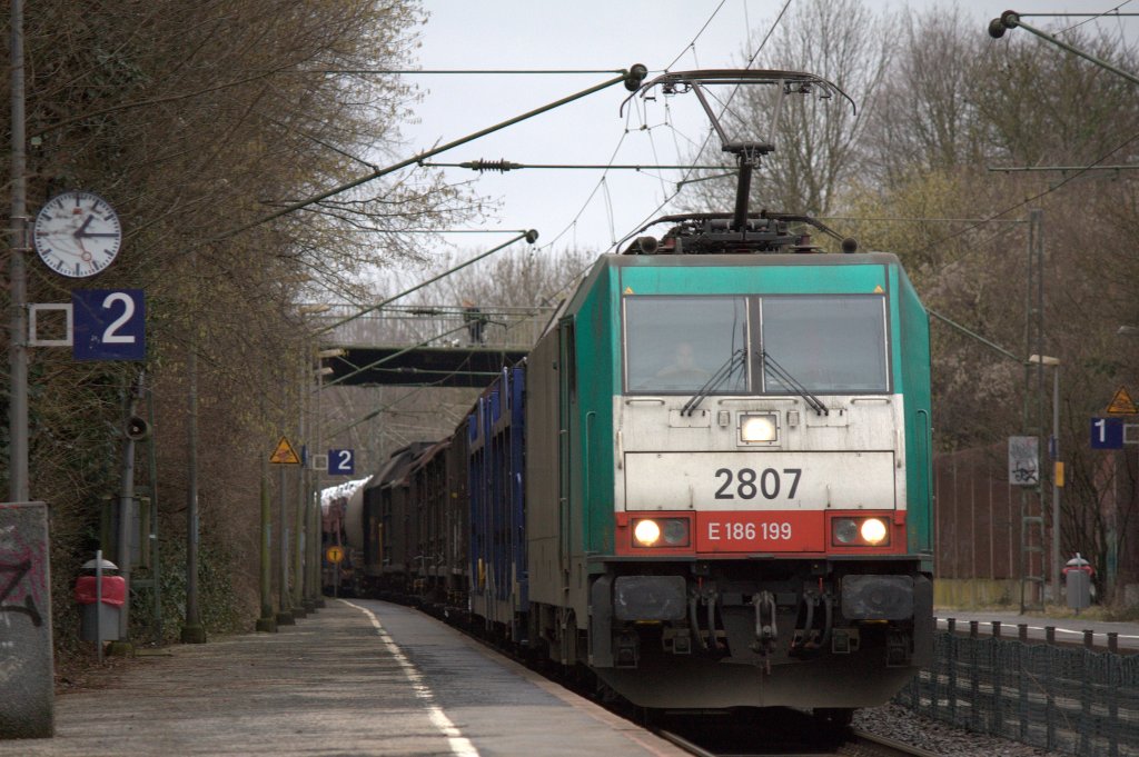 Die 186 199 (2807) fuhr am 05.02.2011 durch Eilendorf.