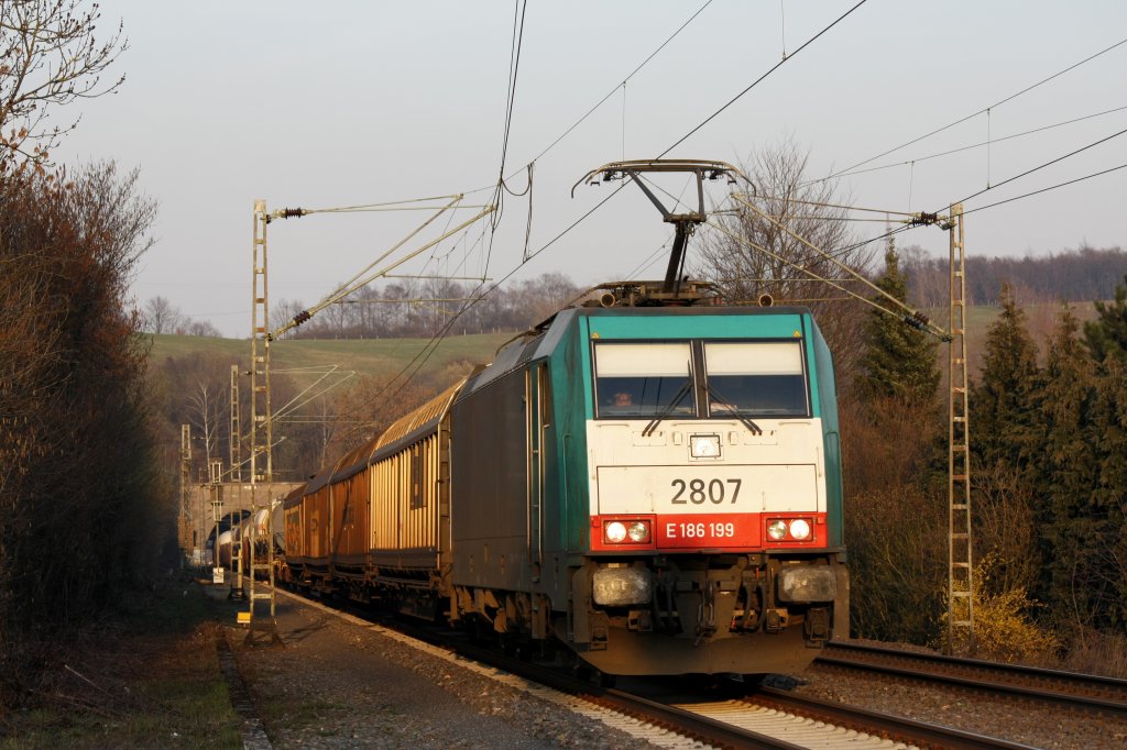 Die 186 199 (2807) fuhr am 22.03.2011 durch Eilendorf.