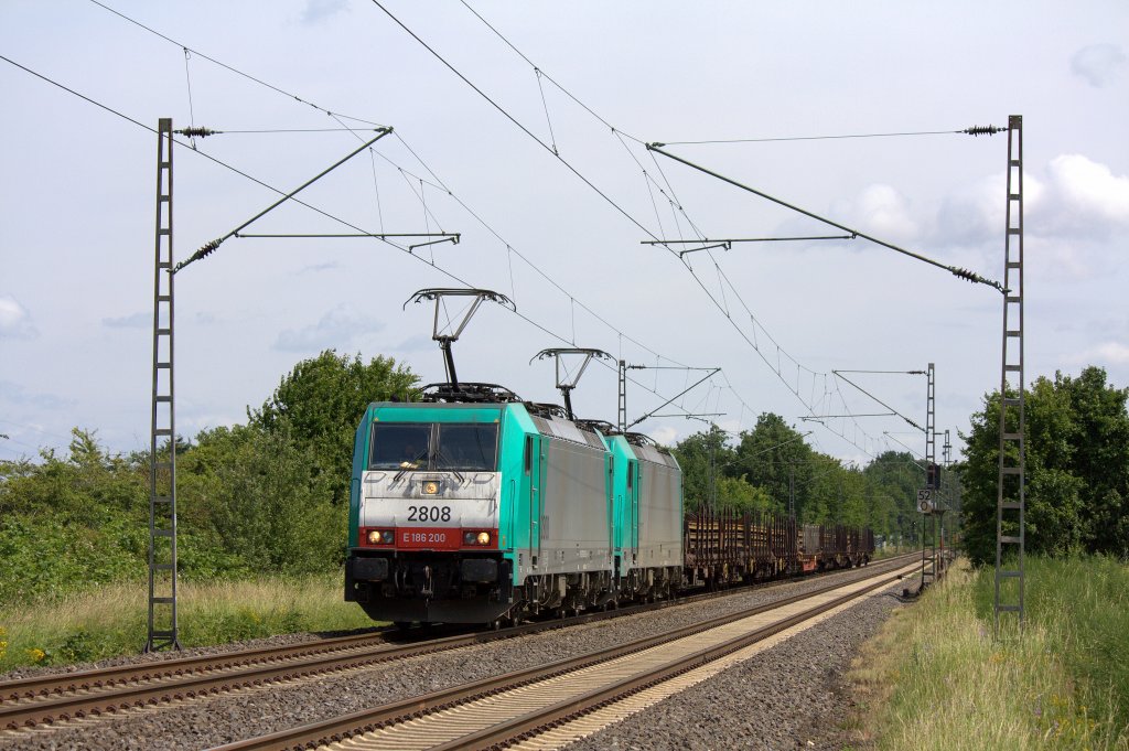Die 186 200 (2808) mit einer weiteren 186er am 23.06.2012 in Hcheln, zwischen Langerwehe und Eschweiler.