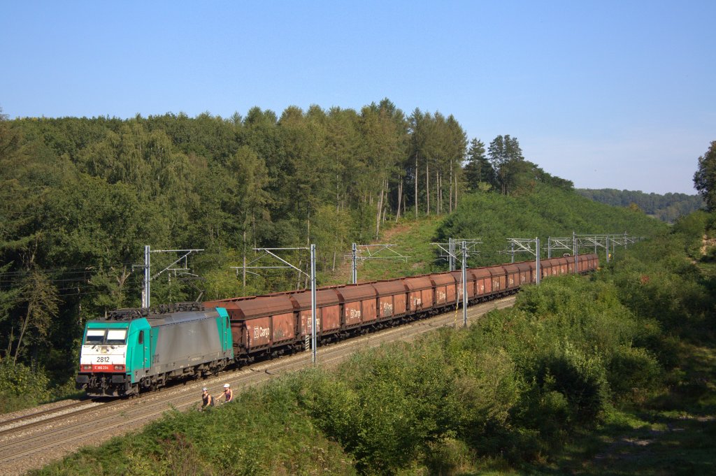 Die 186 204 (2812) kmpfte sich am 03.09.2011 mit ihrem Gterzug die Montzenroute von Aachen West nach Montzen hoch, hier beim durchqueren des Preuswald bei Gemmenich.
