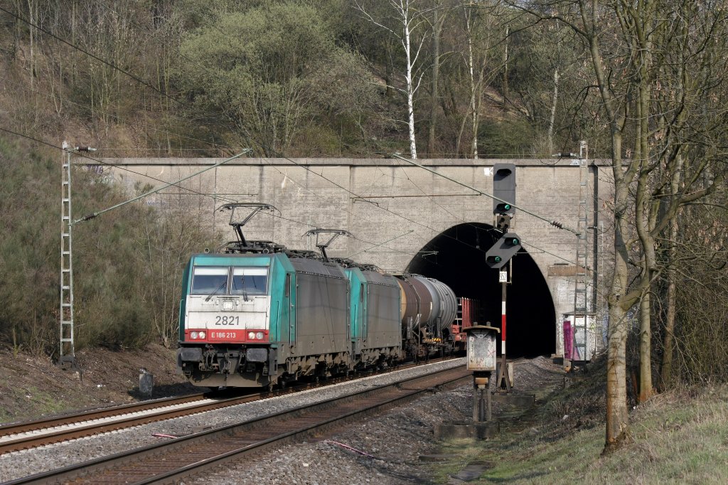 Die 186 213 fuhr am 27.03.2011 mit einer Schwester durch den Eilendorfer Tunnel.