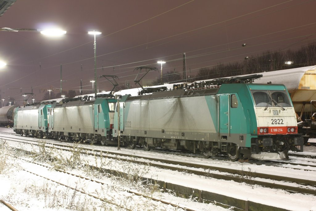 Die 186 214 (2822) , die 186 207 (2815) und die 186 211 (2819) standen am Abend des 18.12.2010 in Aachen West.