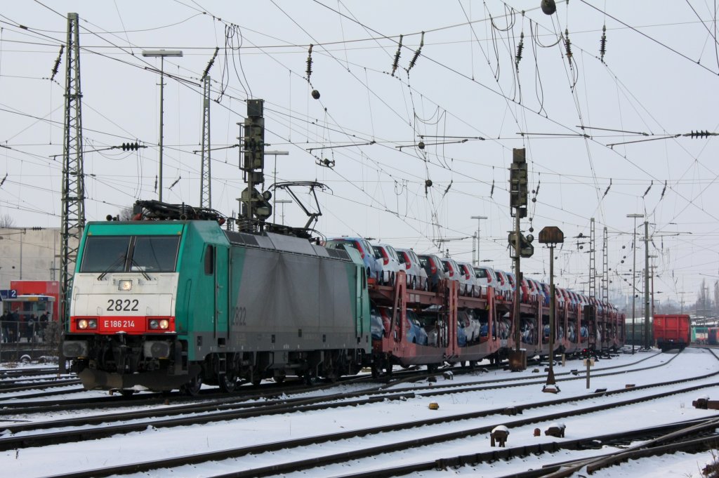 Die 186 214 (2822) fuhr am 03.12.2010 mit einem Autozug aus Aachen West aus.