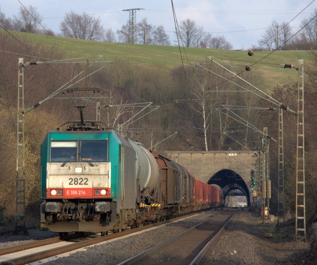 Die 186 214 (2822) fuhr am 12.02.2011 durch Eilendorf.