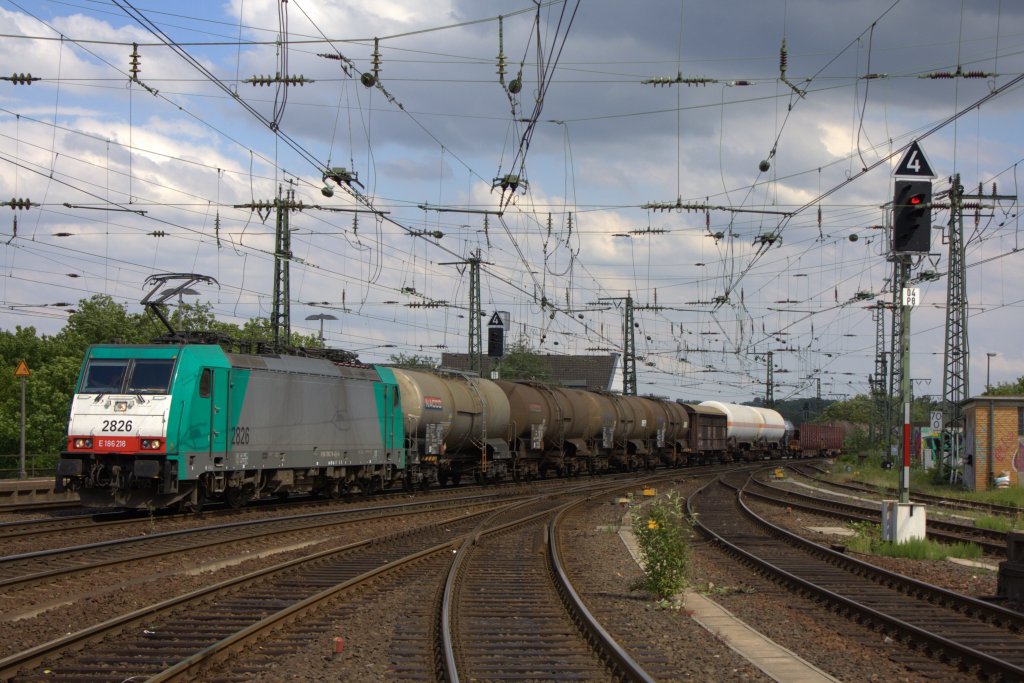 Die 186 218 (2826) fuhr am 22.05.2011 durch Aachen Hbf.