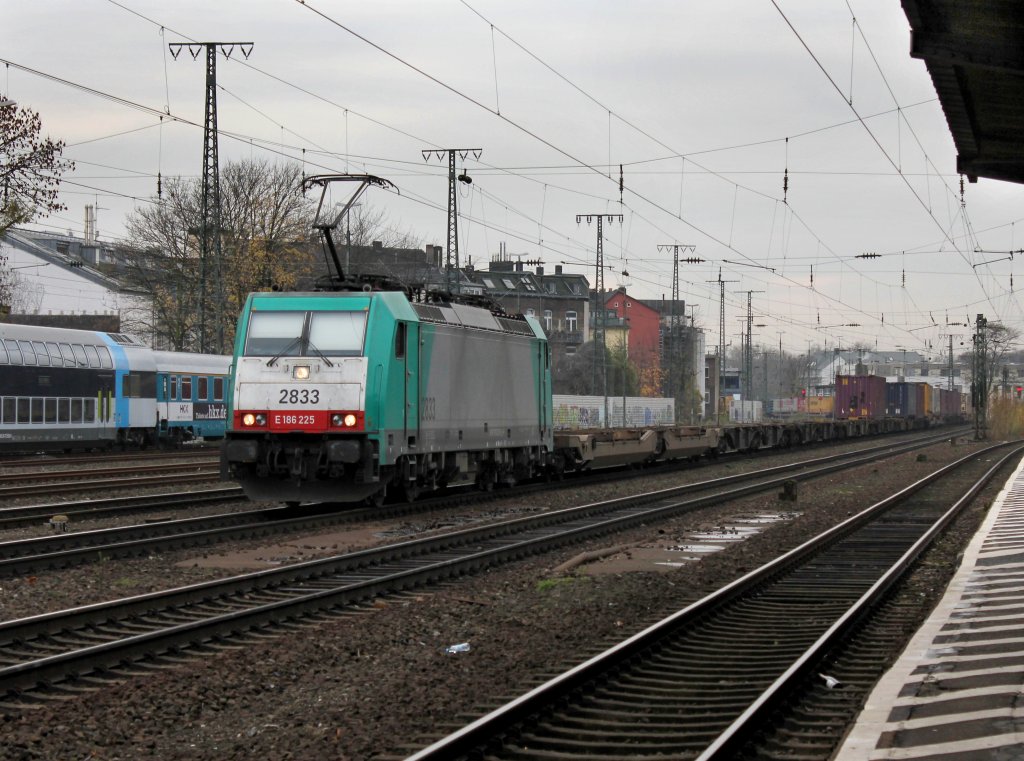 Die 186 225 mit einem KLV-Zug am 24.11.2012 bei der Durchfahrt in Kln West.