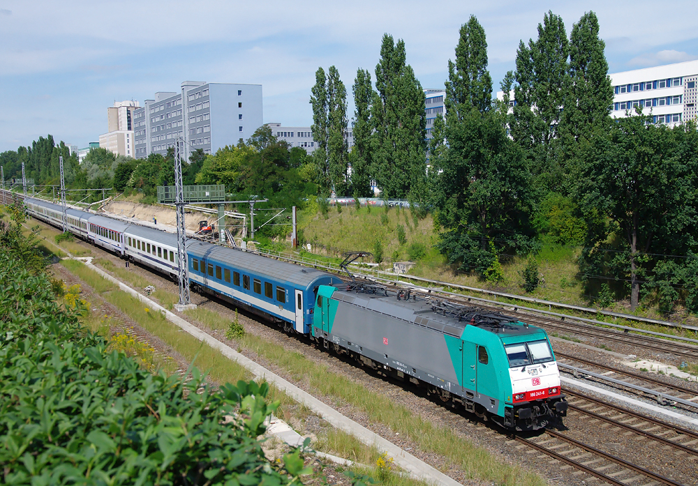 Die 186 241 war am 15.08. mit  Berlin-Warszawa-Express  unterwegs. 
Das Foto enstand unweit des S-Bahnhofs  Landsberger Allee .