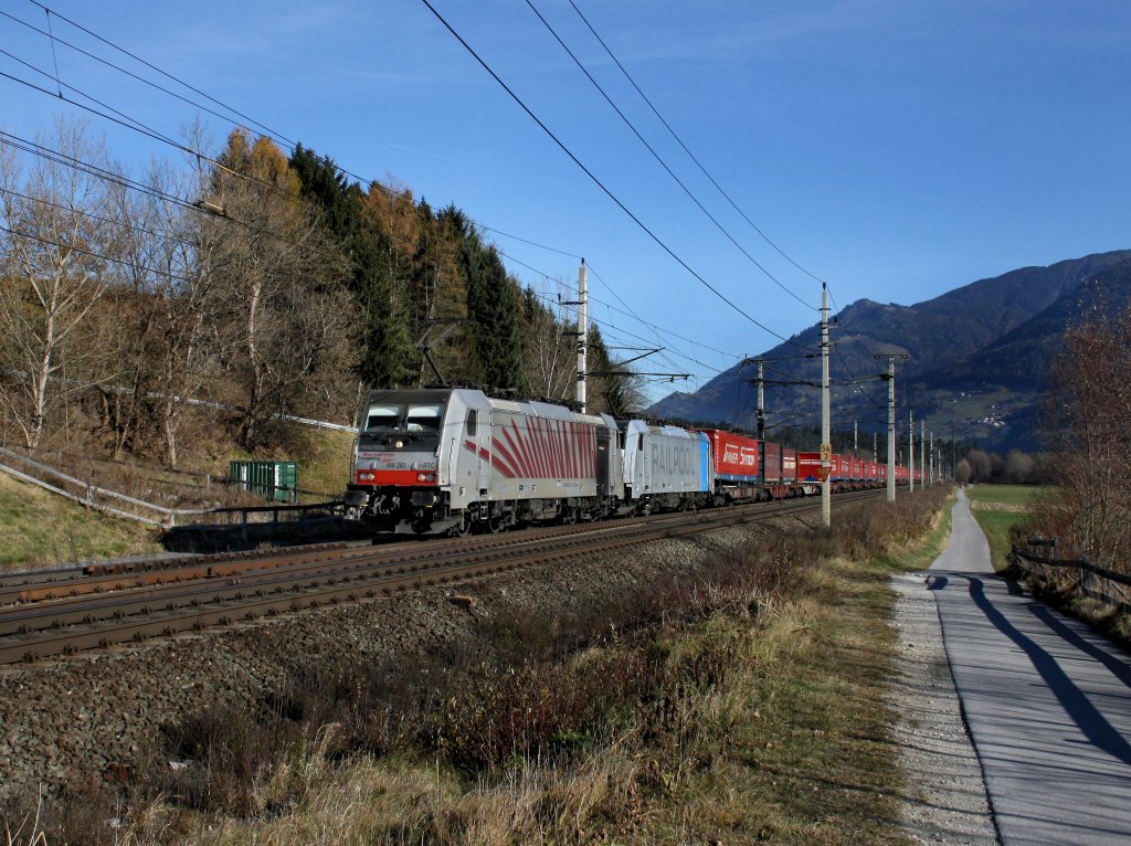 Die 186 281 und die 186 105 am 19.11.2011 mit einem KLV-Zug unterwegs bei Terfens.