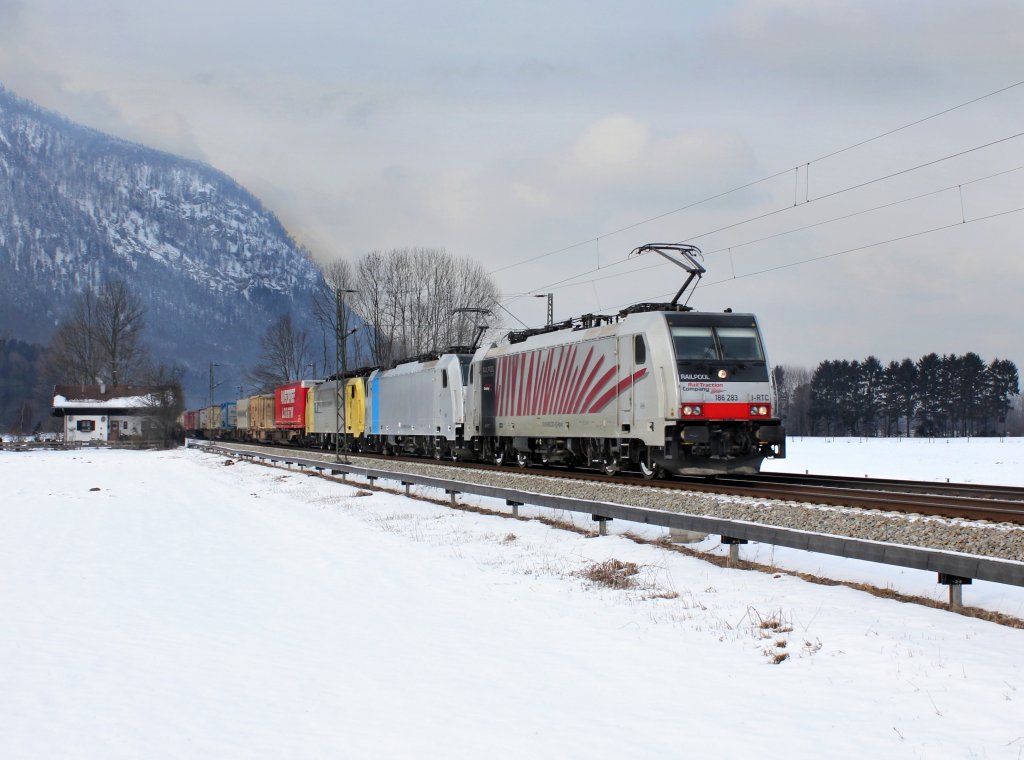 Die 186 283, die 186 106 und die 189 901 mit einem KLV-Zug am 04.02.2012 unterwegs bei Niederaudorf.