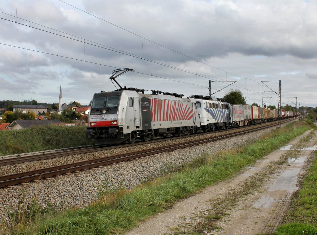 Die 186 284 und die 139 177 mit einem KLV-Zug am 13.10.2012 unterwegs bei Osterm�nchen.