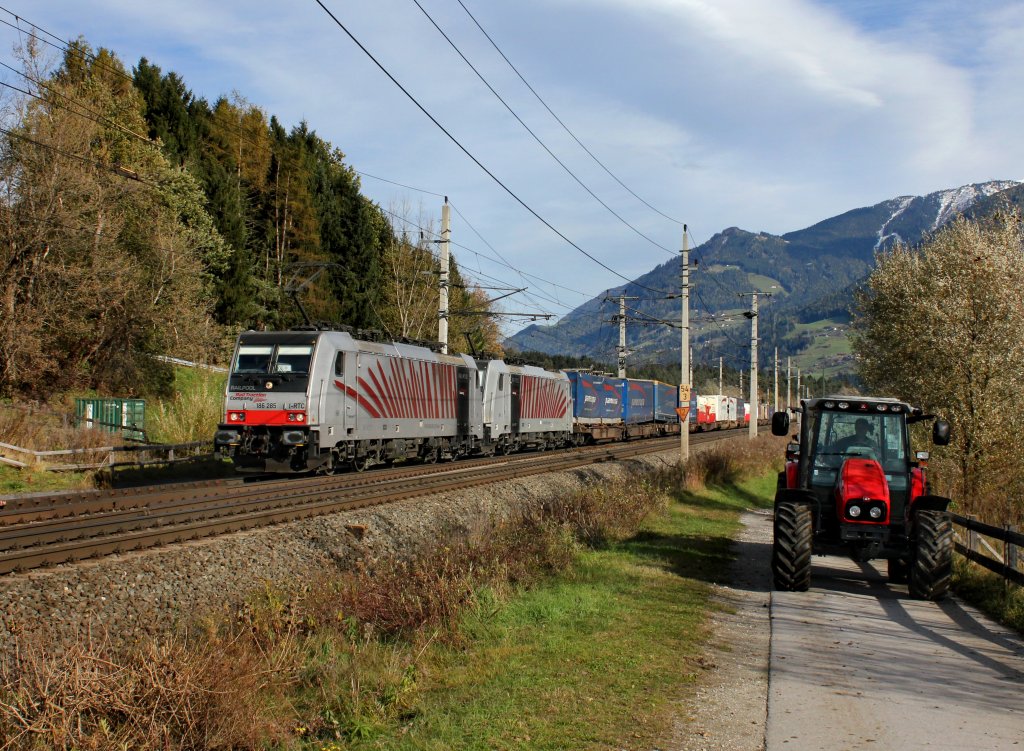 Die 186 285 und die 186 28x mit einem KLV-Zug am 03.11.2012 unterwegs bei Terfens.