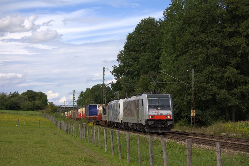 Die 186 285 fuhr am 13.08.2011 durch Grokarolinenfeld.