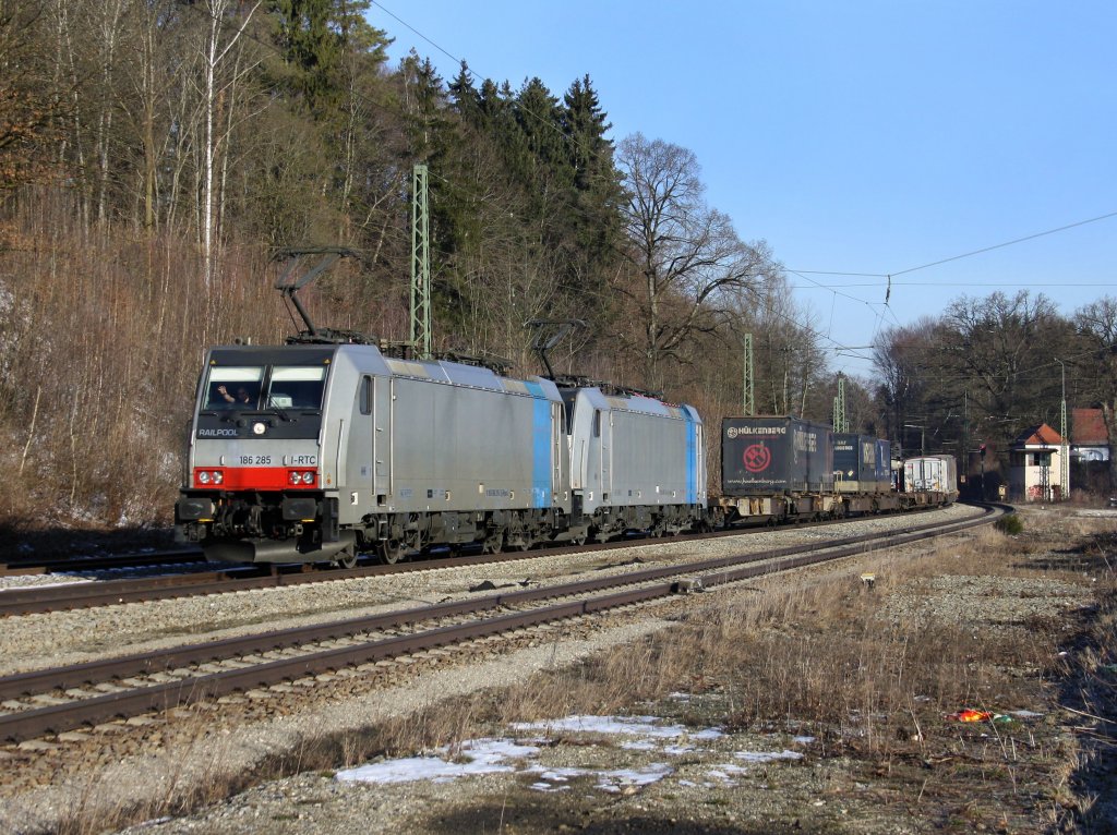 Die 186 285 und eine Weitere am 26.02.2011 mit einem KLV-Zug bei der Durchfahrt in Aling. 