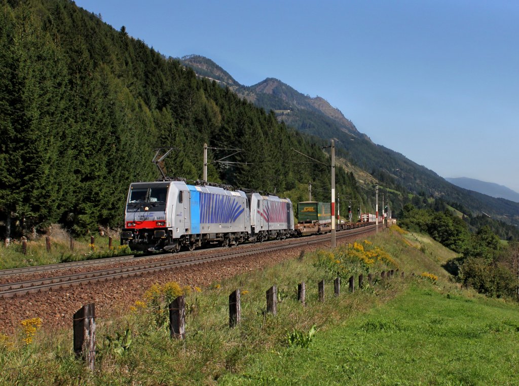 Die 186 287 und die 186 281 mit einem KLV-Zug am 08.09.2012 unterwegs bei Penk.