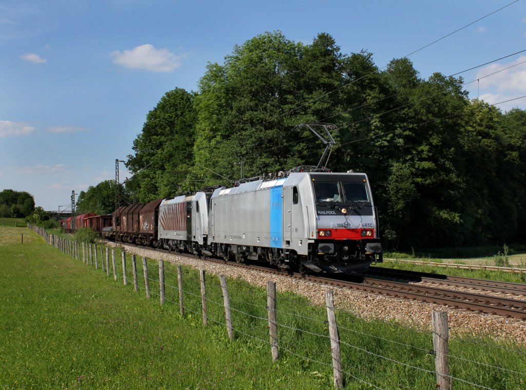 Die 186 287 und die 186 283 mit einem Gterzug am 25.05.2012 unterwegs bei Vogl.