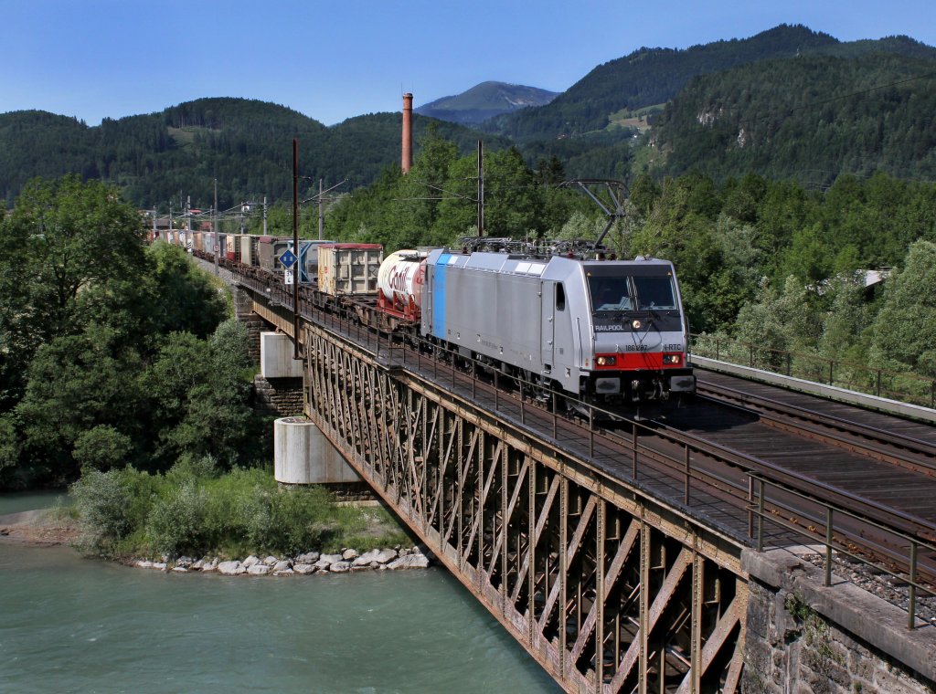 Die 186 287 mit einem KLV-Zug am 16.06.2012 bei der berfahrt ber die Salzach bei Golling.