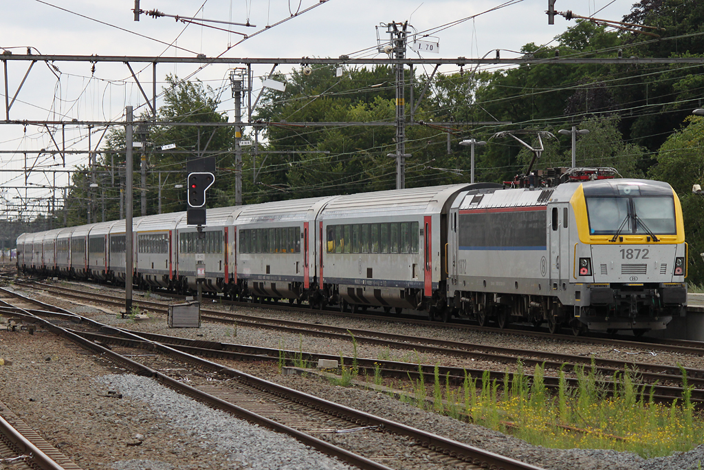 Die 1872 schiebt am 18.07.12 ihren Zug aus Brugge.
