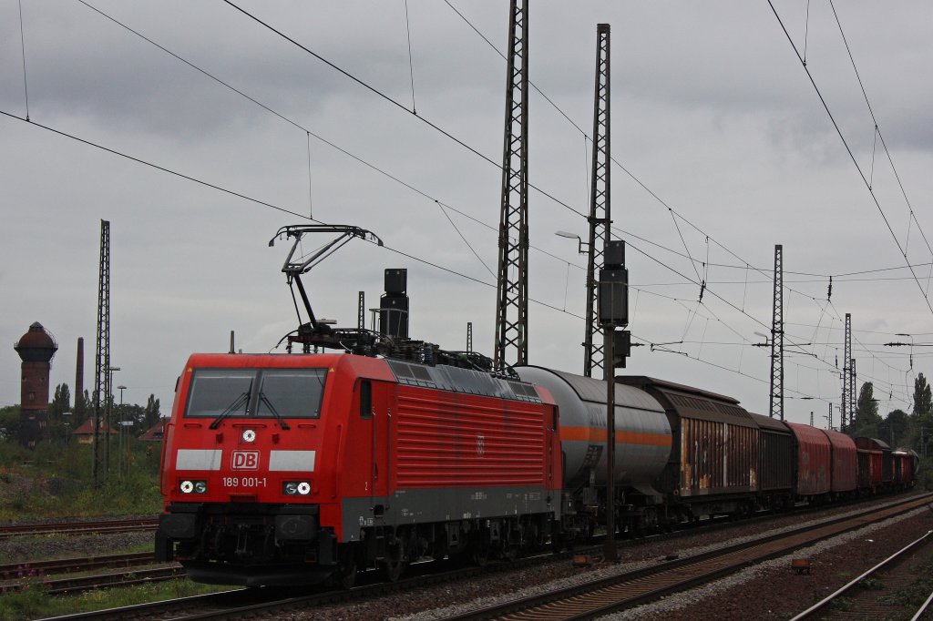 Die 189 001 am 20.9.11 mit einem gemischten Gterzug bei der Durchfahrt durch Duisburg-Bissingheim.