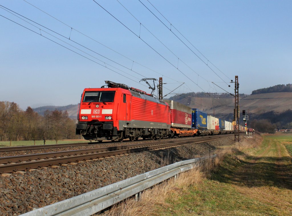 Die 189 001 mit einem KLV-Zug am 17.03.2012 unterwegs bei Himmelstadt.