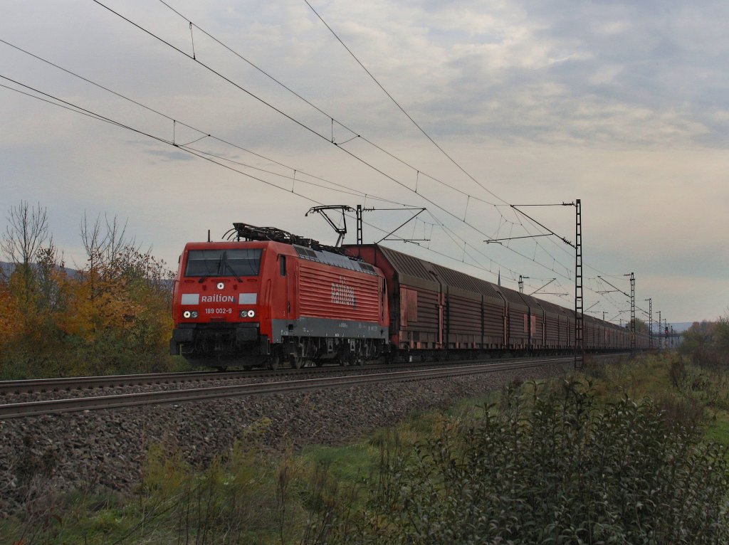 Die 189 002 am 30.10.2010 mit einem Autozug unterwegs bei Th�ngersheim. 