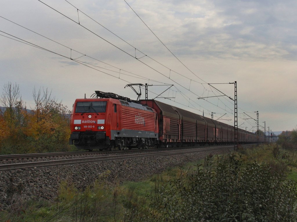 Die 189 002 am 30.10.2010 mit einem Autozug unterwegs bei Thngersheim. 