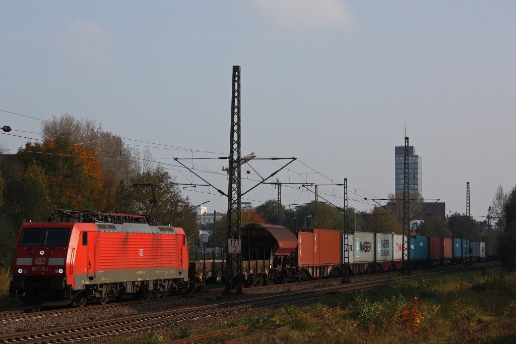Die 189 005 zieht am 25.10.11 einen gemischten G�terzug durch Hamburg-Unterelbe. 