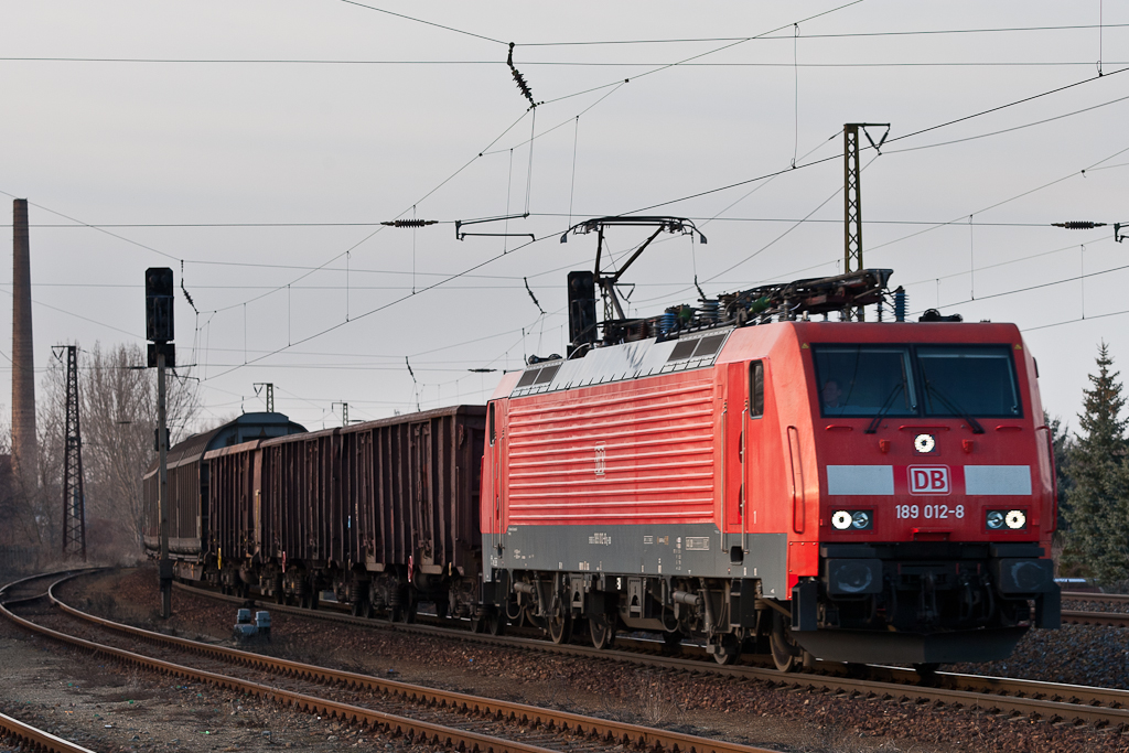 Die 189 012-8 am 09.03.2012 mit einem Gterzug bei der Einfahrt in den Bahnhof Coswig.