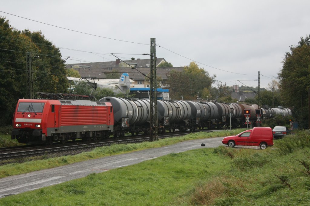 Die 189 021-9 fuhr am 16.10.2010 durch Leverkusen Alkenrath.