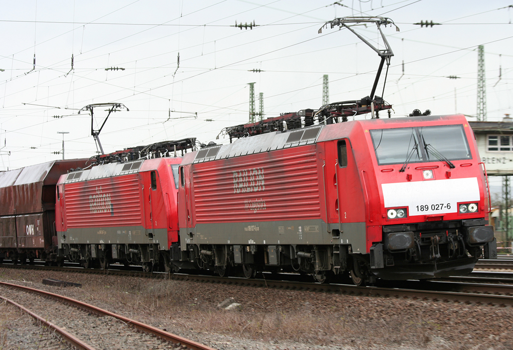 Die 189 027-6 zieht in DT einen Kohlezug durch Koblenz L�tzel am 03.04.2010