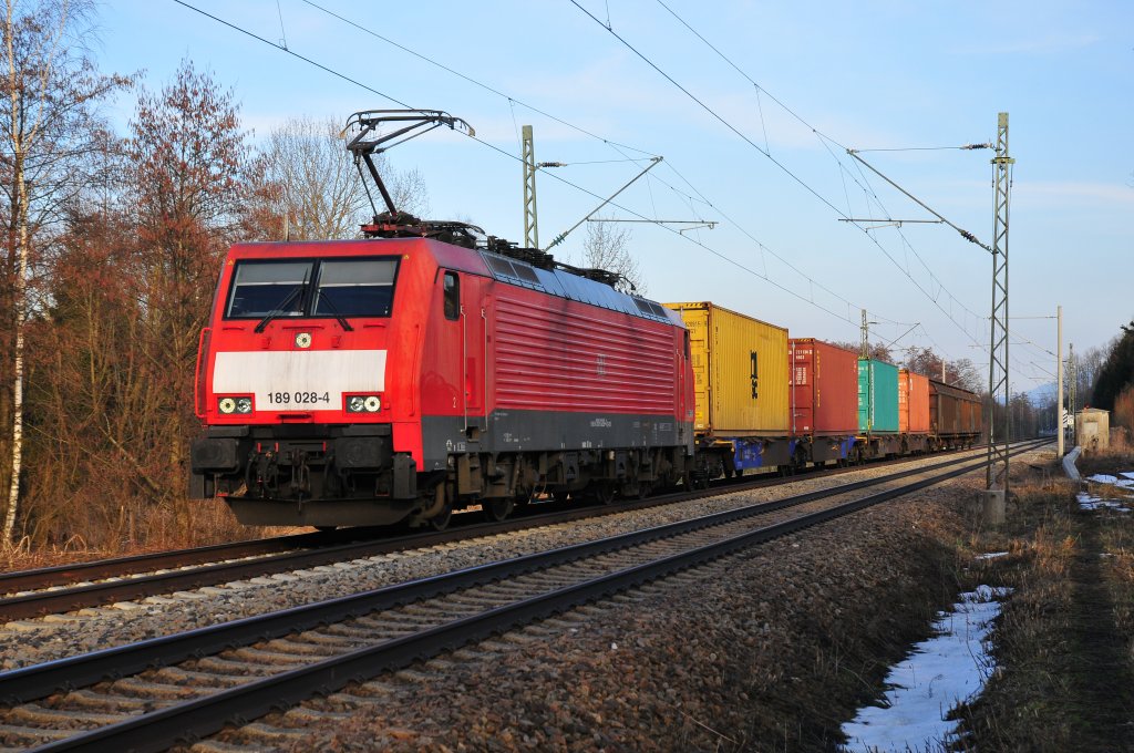 Die 189 028-4 der DB mit einem kurzen Containerzug am 09.03.13 in Richtung Rosenheim kurz vor Bernau am alten Torfbahnhof.